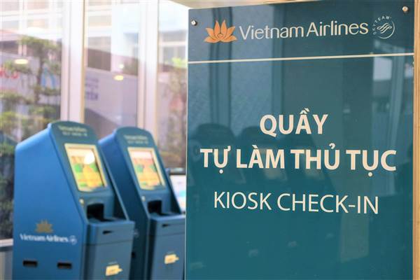 VNA triển khai dịch vụ tự làm thủ tục hành lý tại quầy kiosk ở sân bay