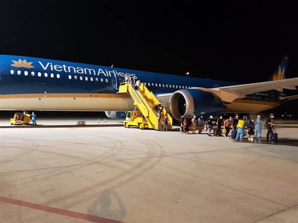 Chuyến bay đầu tiên đưa gần 300 công dân Việt Nam từ Trung Đông về nước