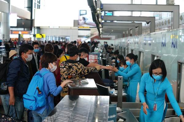 Hành khách làm thủ tục đi máy bay tại nhà ga quốc nội T1 - Nội Bài